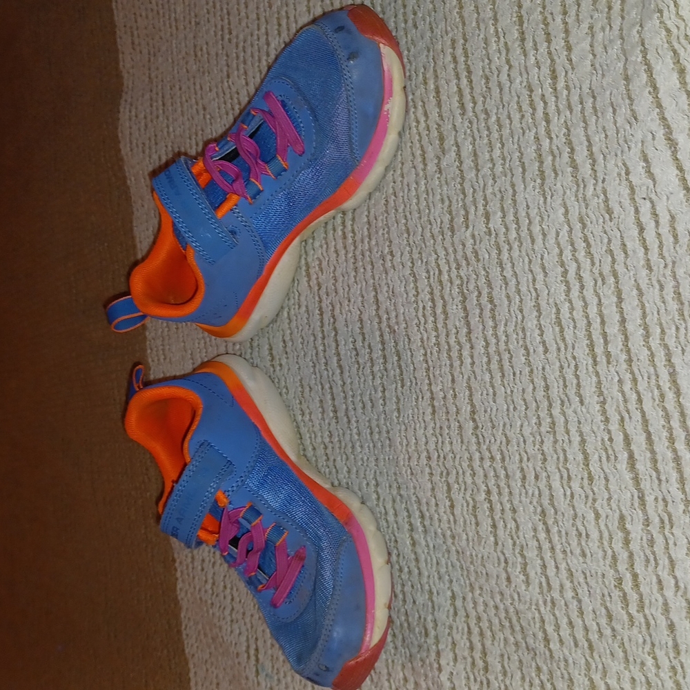 Neon color under armor tennis shoes